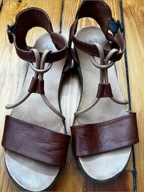 Mix Mooz Medina T-strap Brown Leather Sandals. SZ 9(EU39)